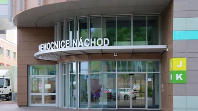 Hlavní vstup do nemocnice Náchod s nápisem „Nemocnice Náchod“, označení pavilonů J, K – video „Špičková medicína v našem kraji“